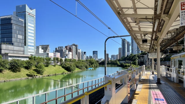 市ヶ谷駅付近の外濠とホームから見た街並み